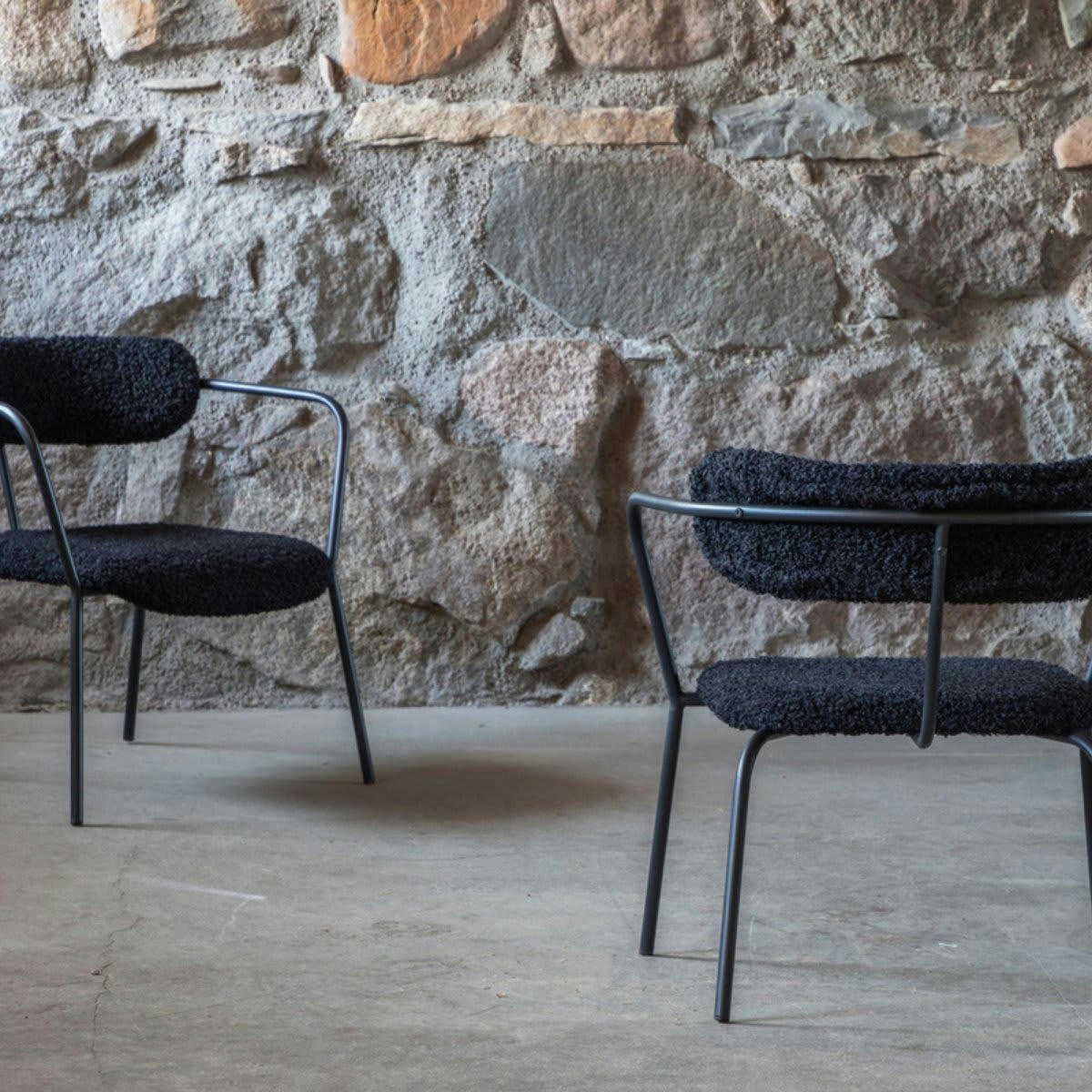 BUFFY - Chaise minimaliste en tissu bouclé et métal noir