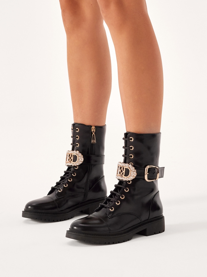 Flat boots with detachable decorative strap