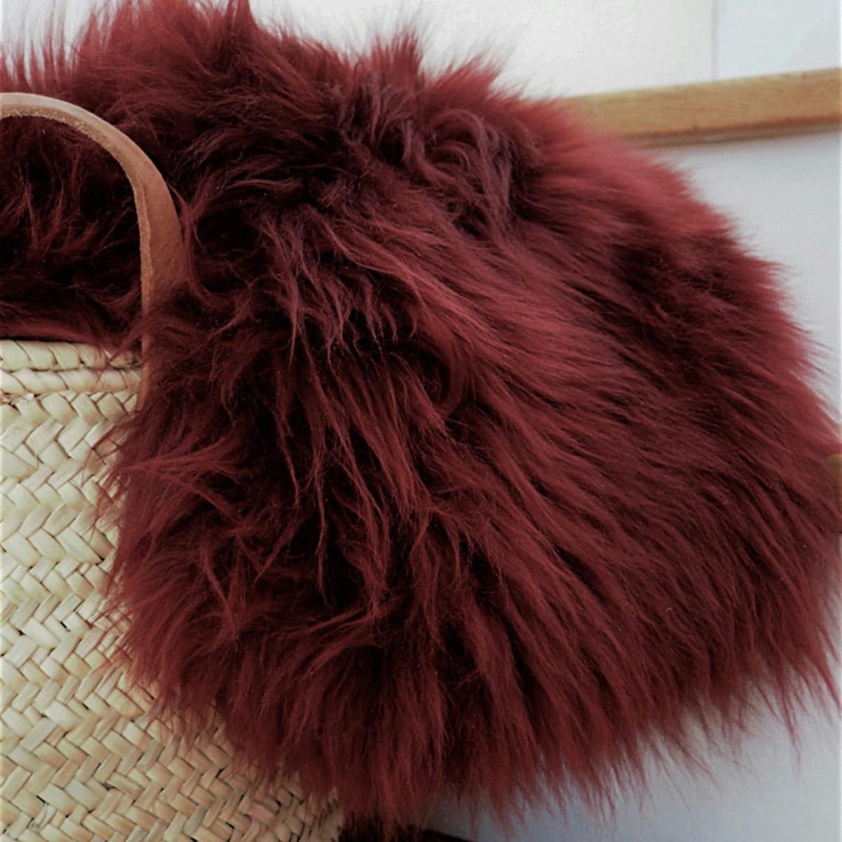 - Tapis en peau de mouton bordeaux