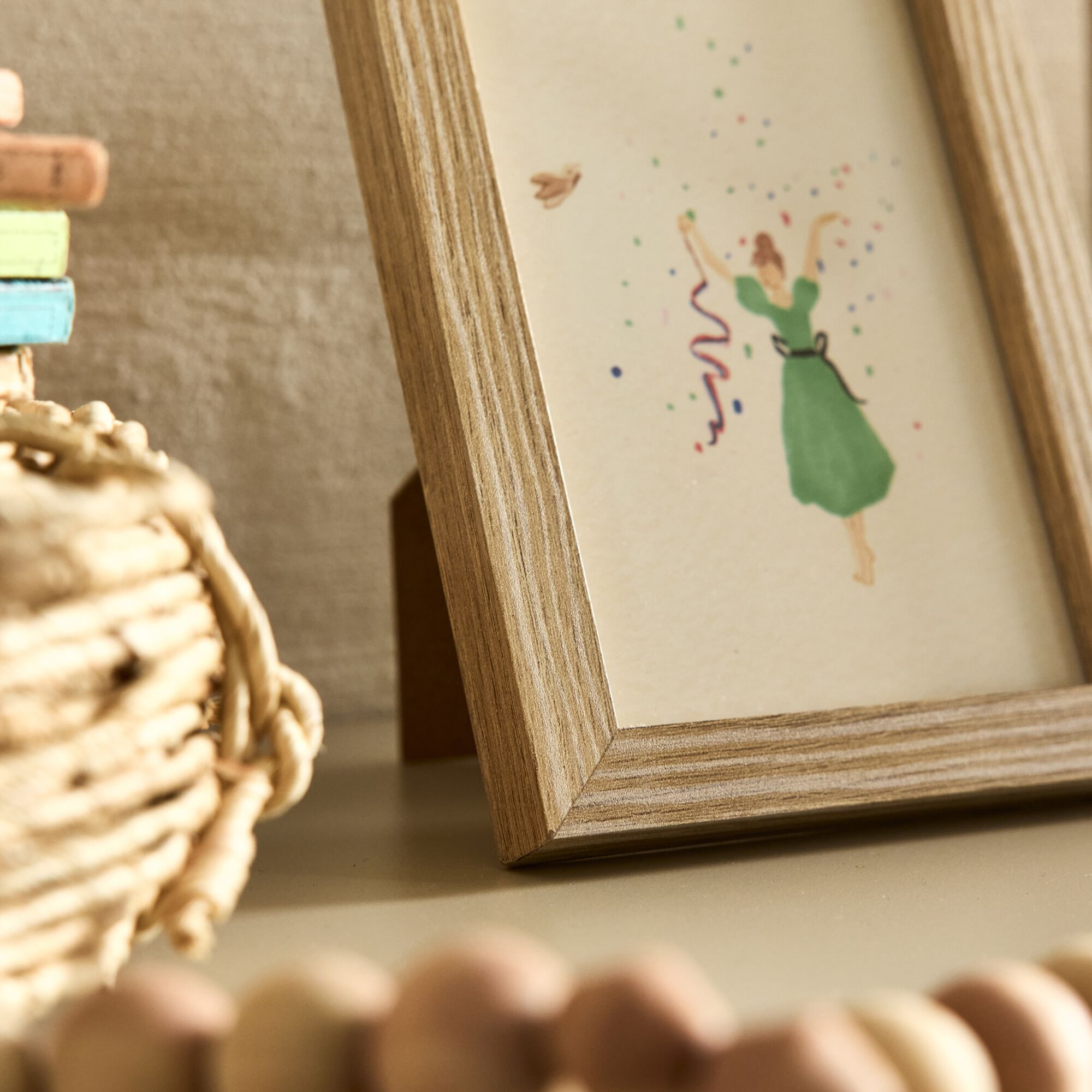SARAH - Illustration encadrée motif Sarah en robe verte 12x17cm - bois clair