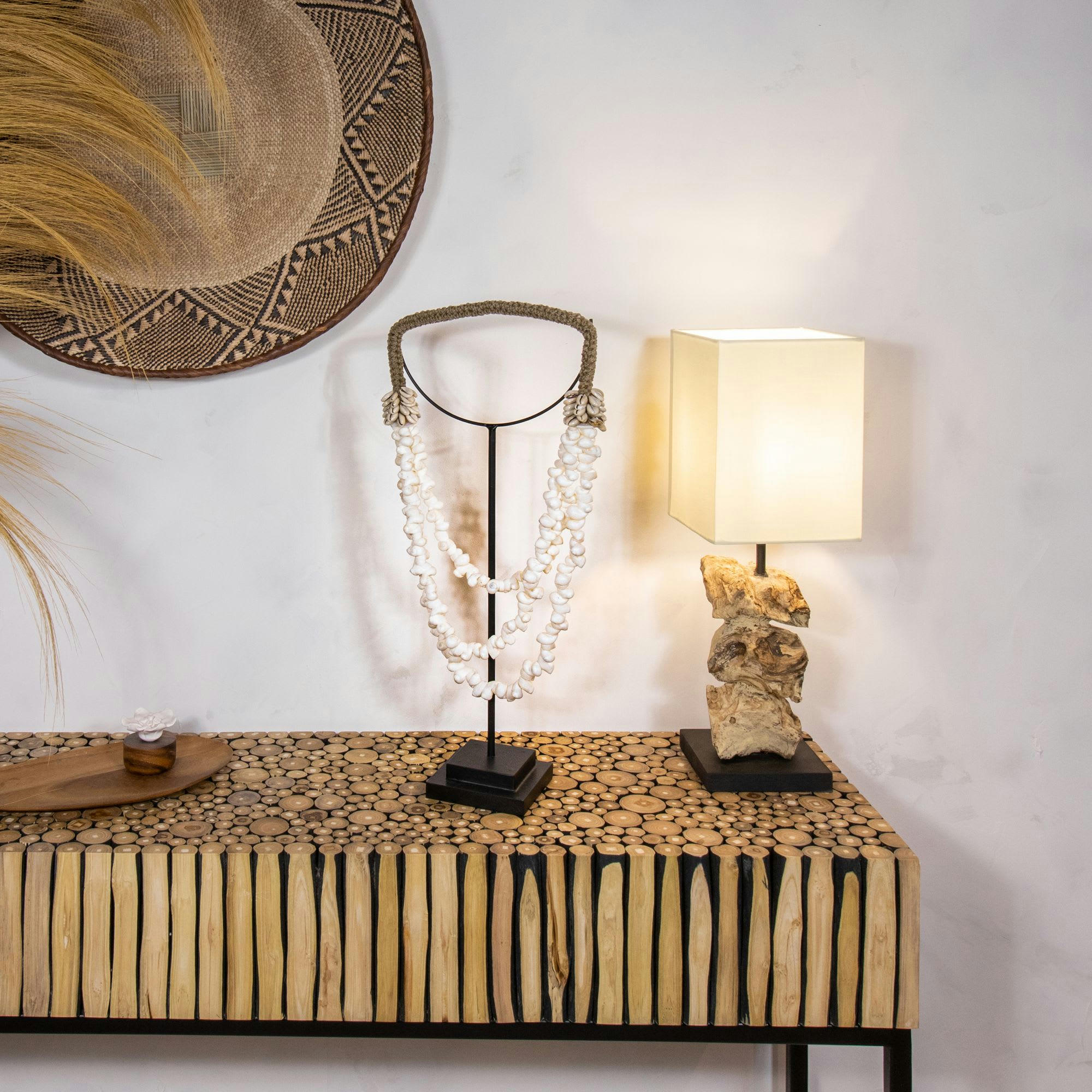 LUANIA - Collier en coquillages sur pied en métal