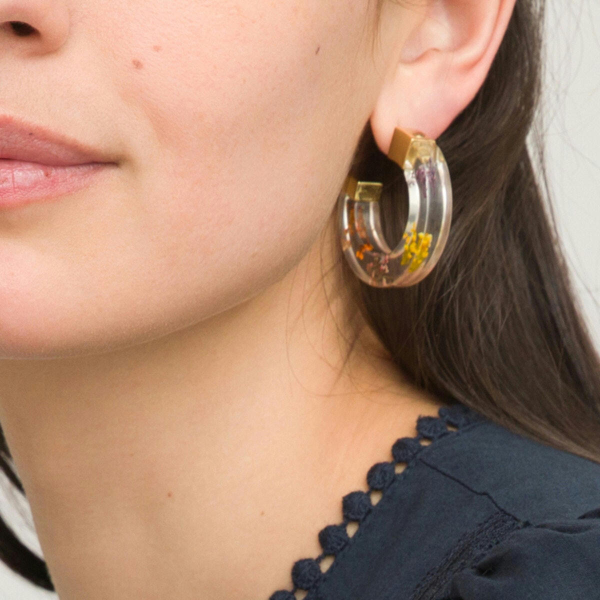 Boucles d'oreilles avec incrustation de fleurs