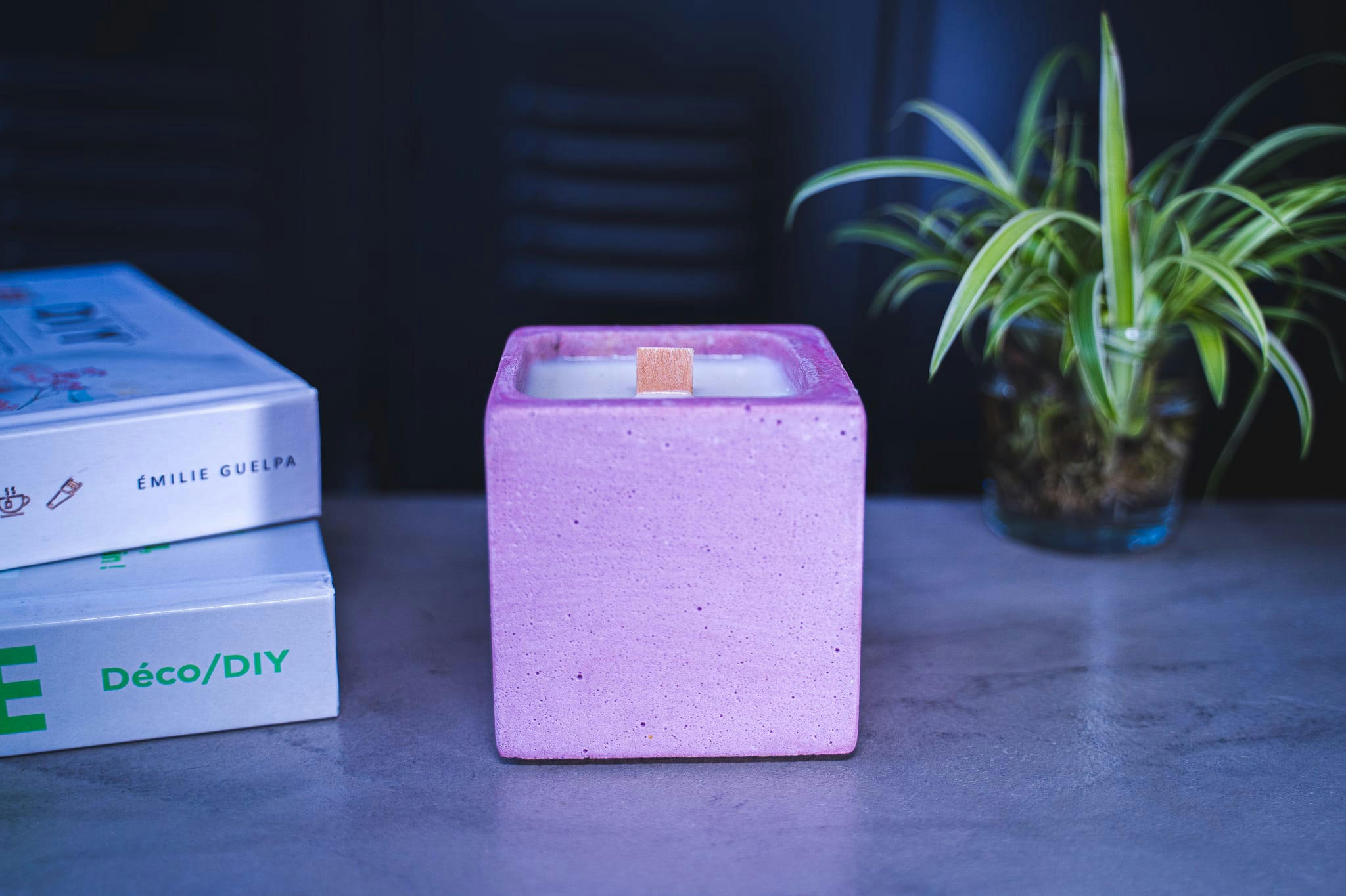 COTON - Bougie en béton coloré rose fleur de coton