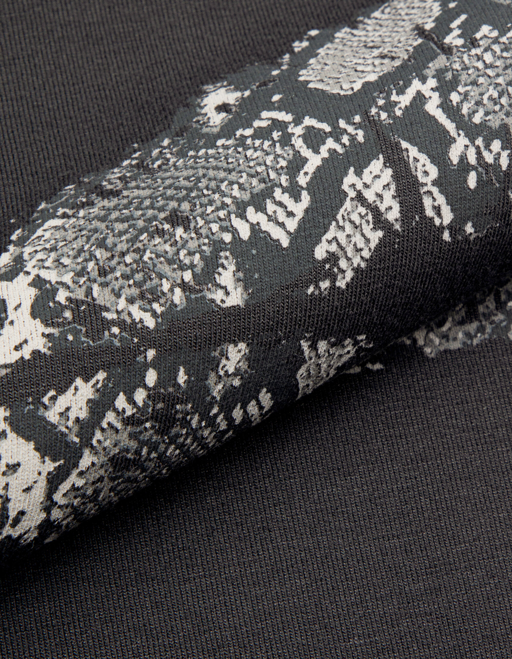 Tee-shirt col V gris motif bouche effet python Femme