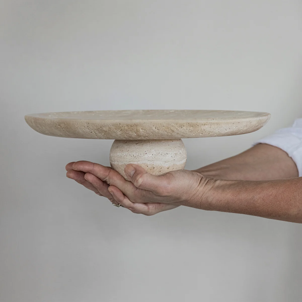 Mette Ditmer - Travertine Pedestal Tablett, linen