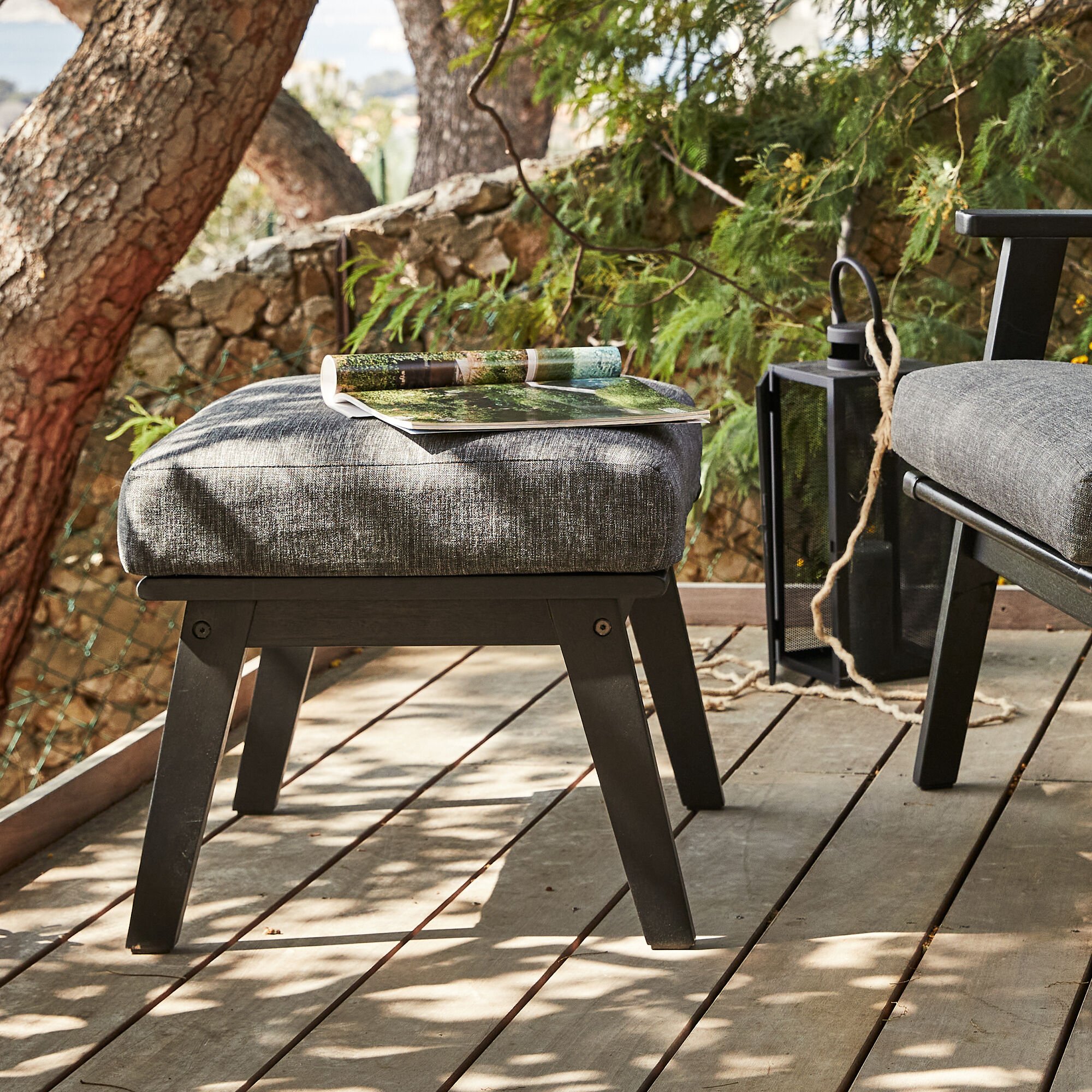 JAUNA ET ZEQI - Fauteuil de jardin et repose-pieds en bois d'eucalyptus - noir