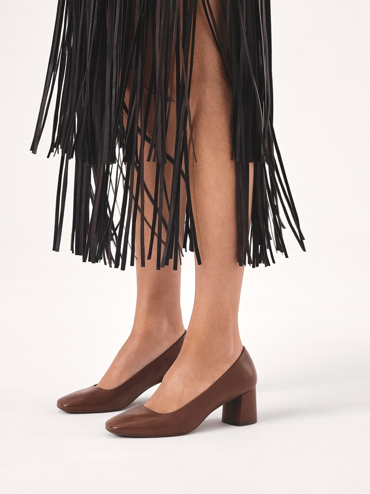 Classic brown pumps with square nose