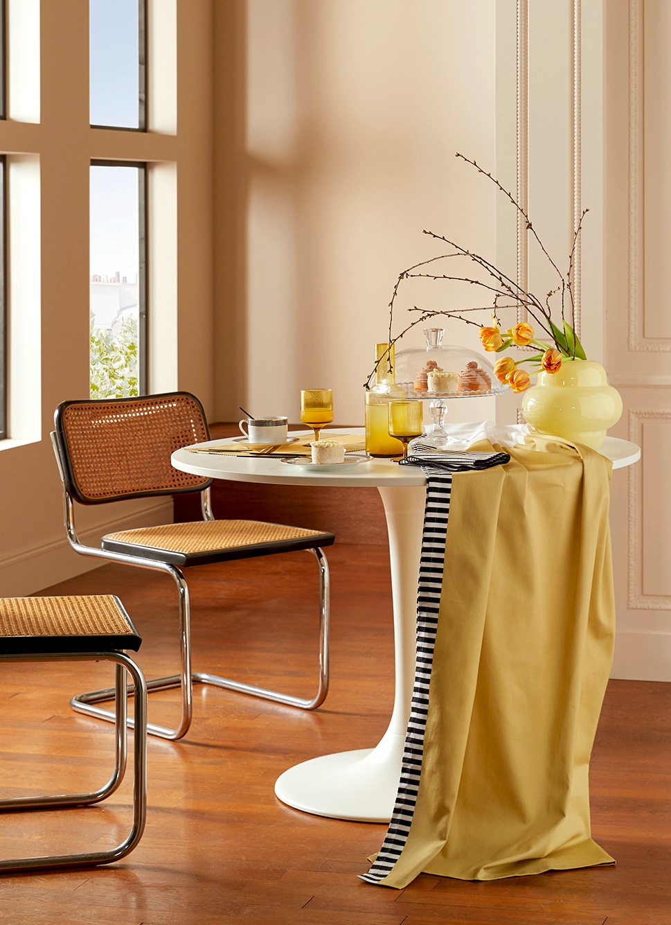 VASE EN VERRE COLORÉ SOUFFLÉ à LA BOUCHE JAUNE PASTEL