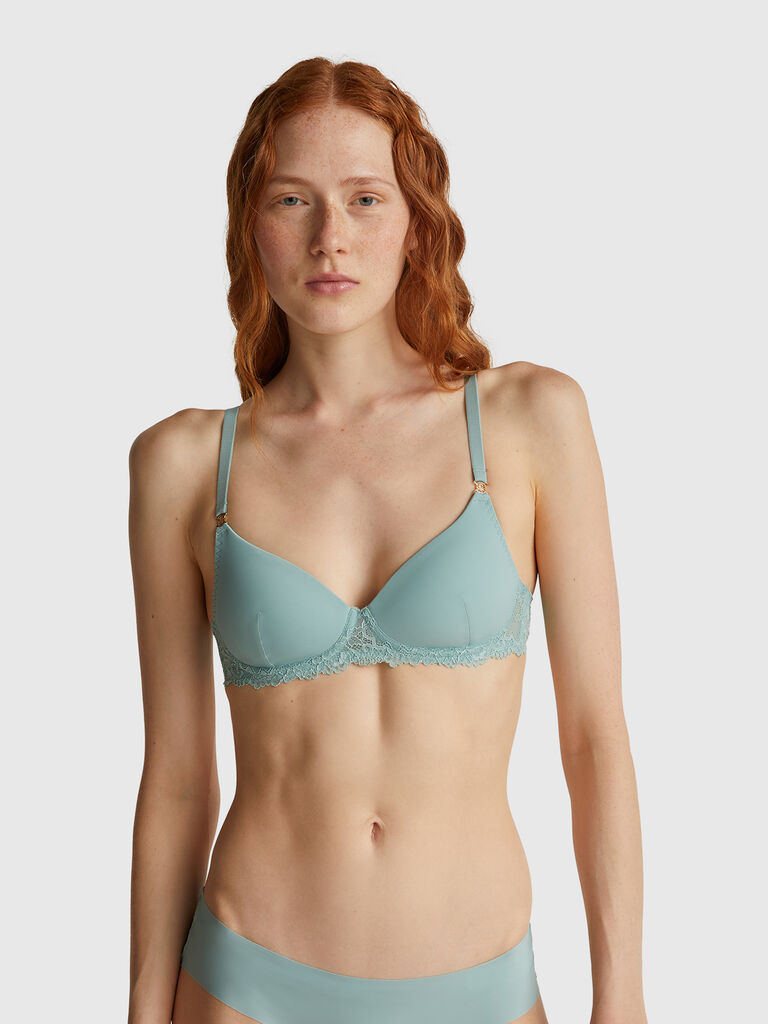 Padded bra with lace