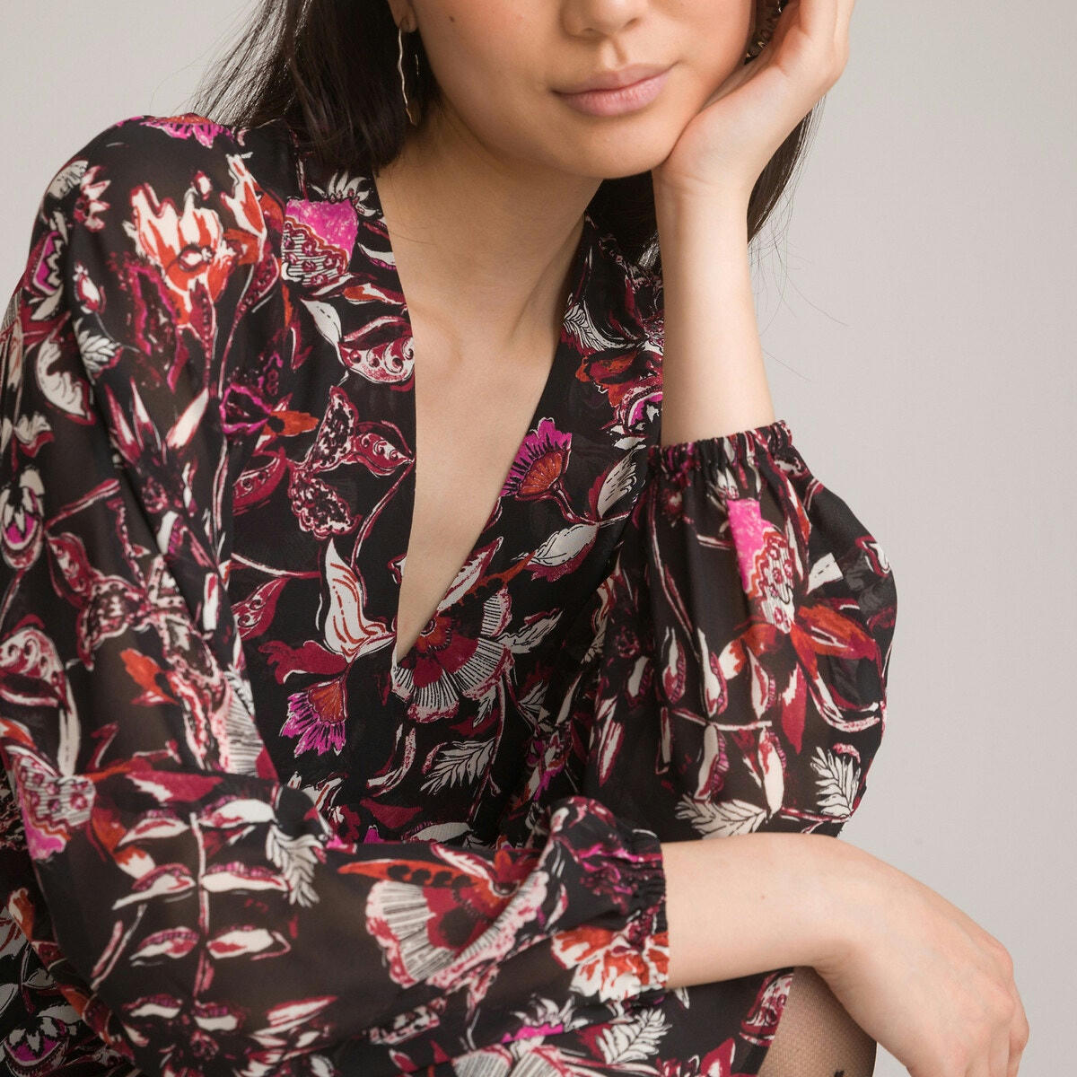 Robe courte, encolure V, manches longues, imprimée