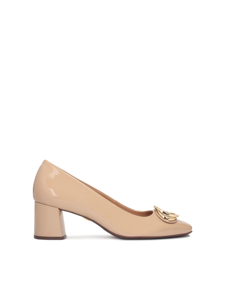 Patent leather beige pumps with a sturdy heel