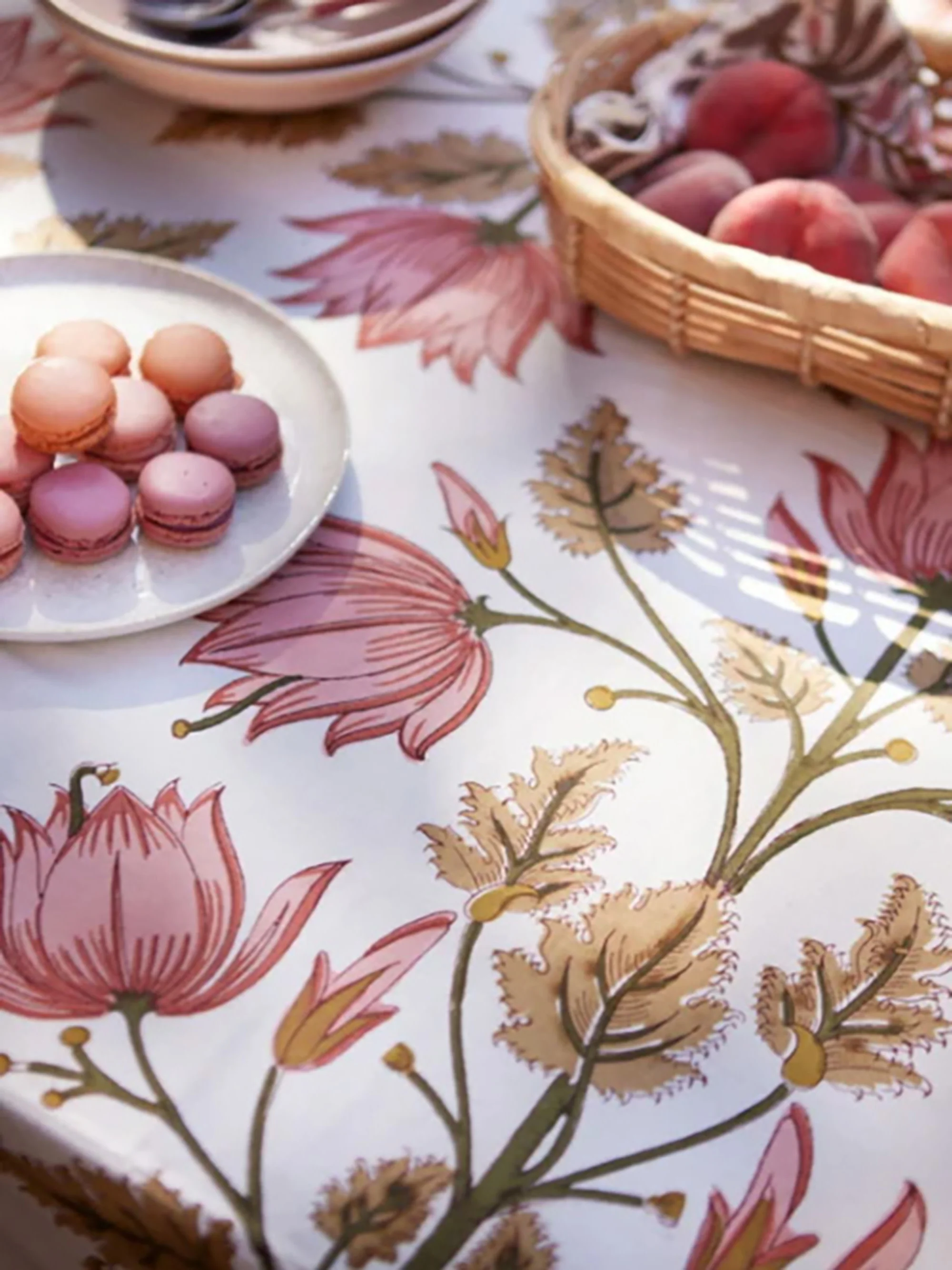 Handgefertigte Tischdecke Melon mit floralem Design