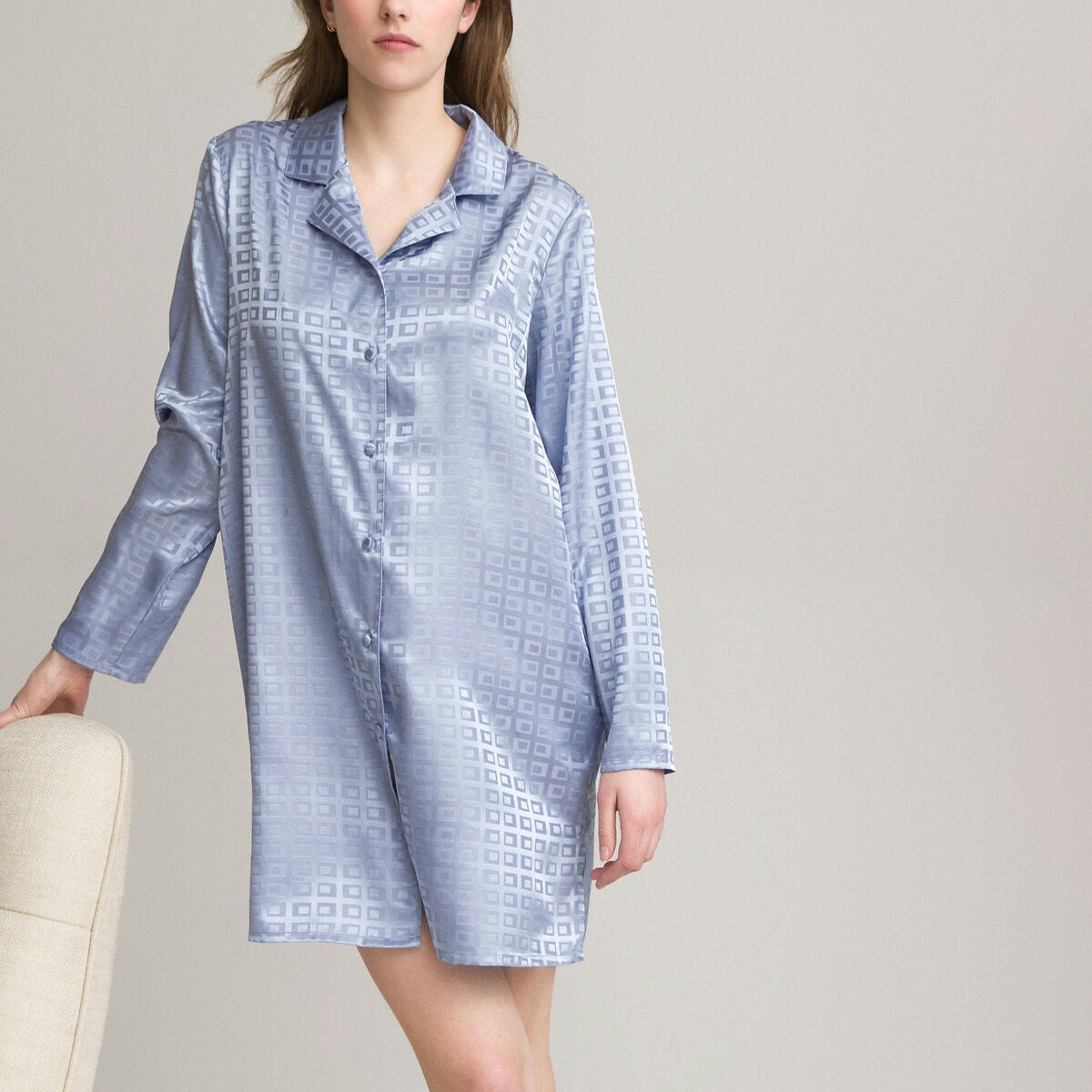 Chemise de nuit forme pyjaveste en satin jacquard