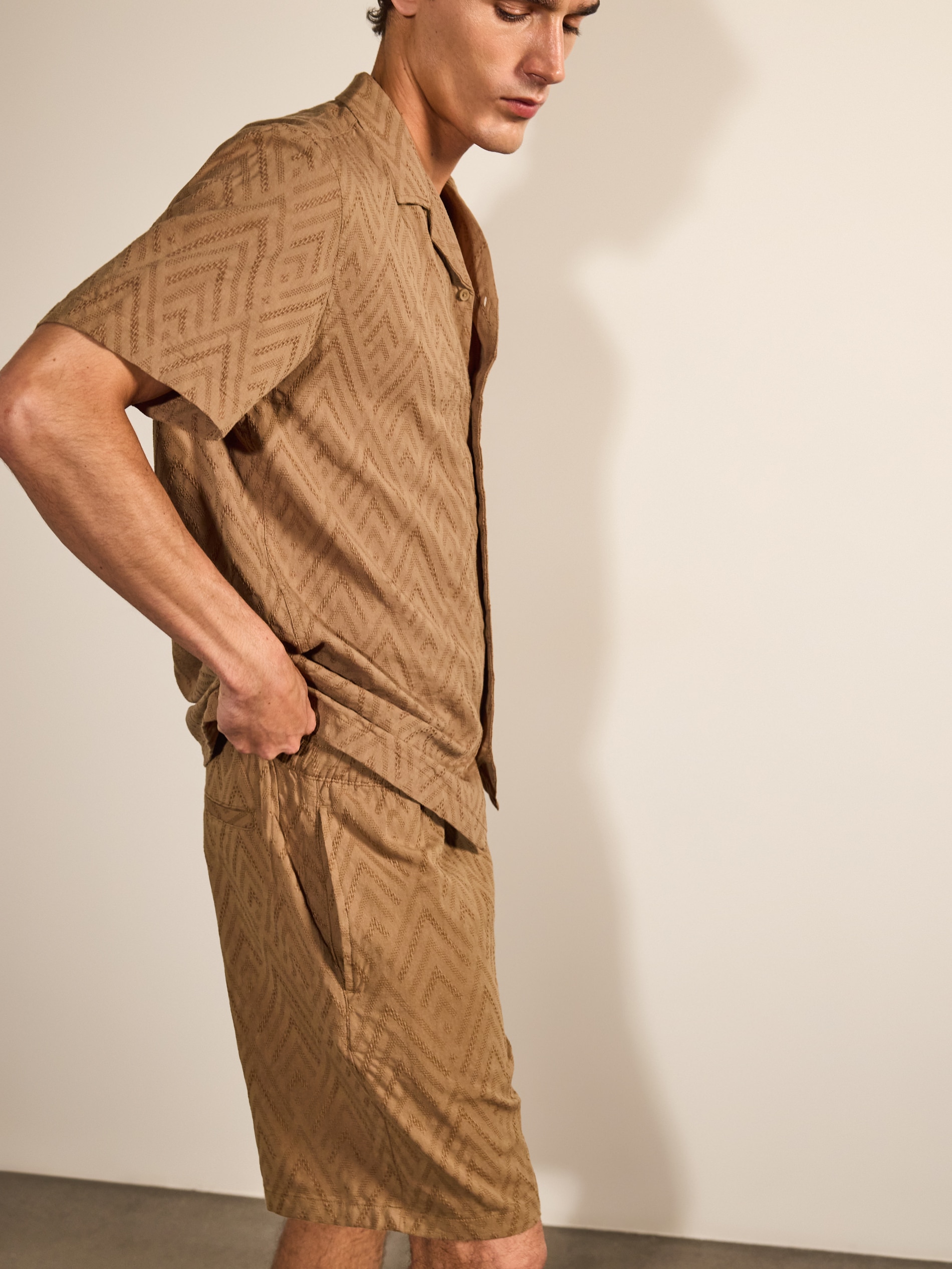 Strukturalne szorty regular fit