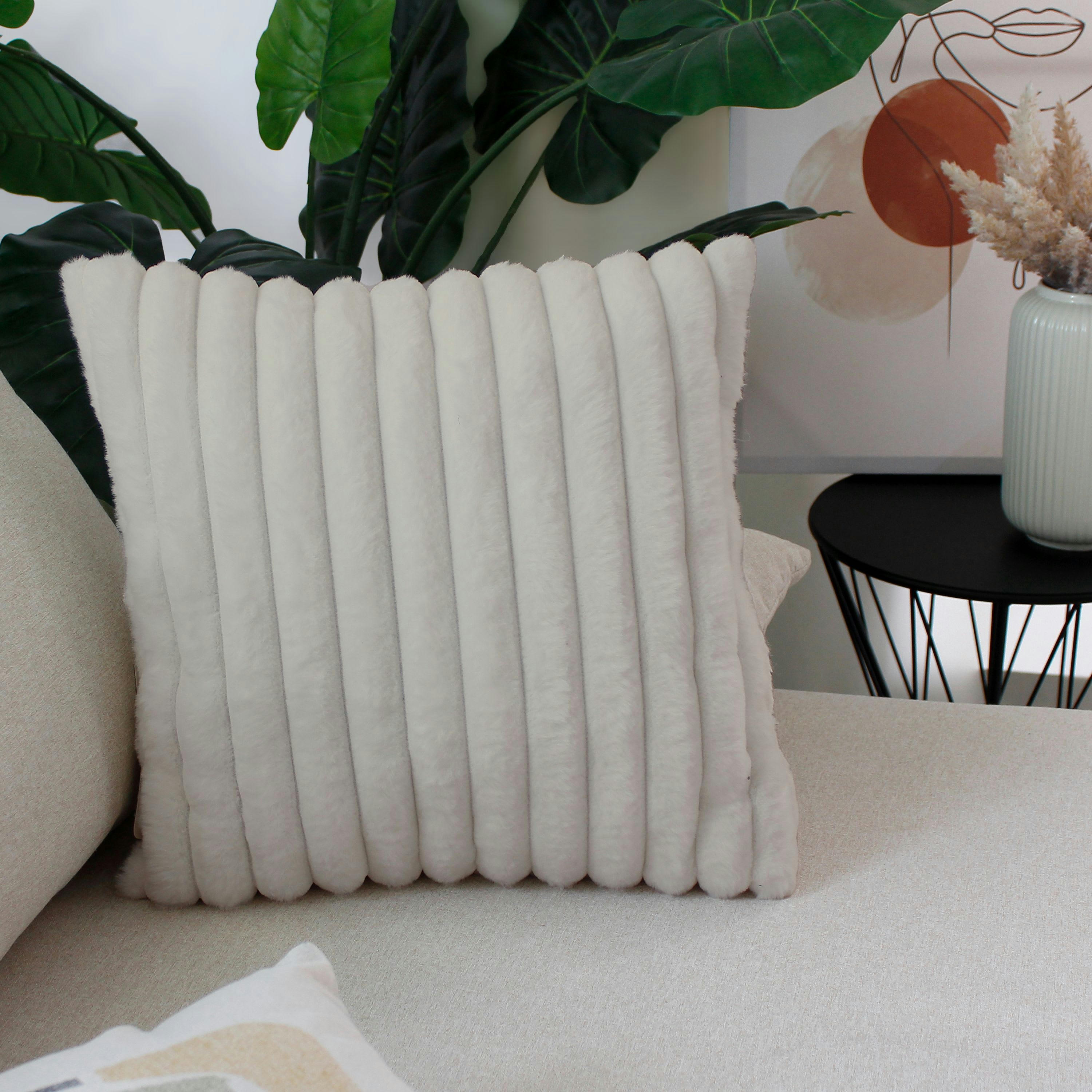 SELA - Coussin sela effet fourrure côtélée 40 x 40 cm beige