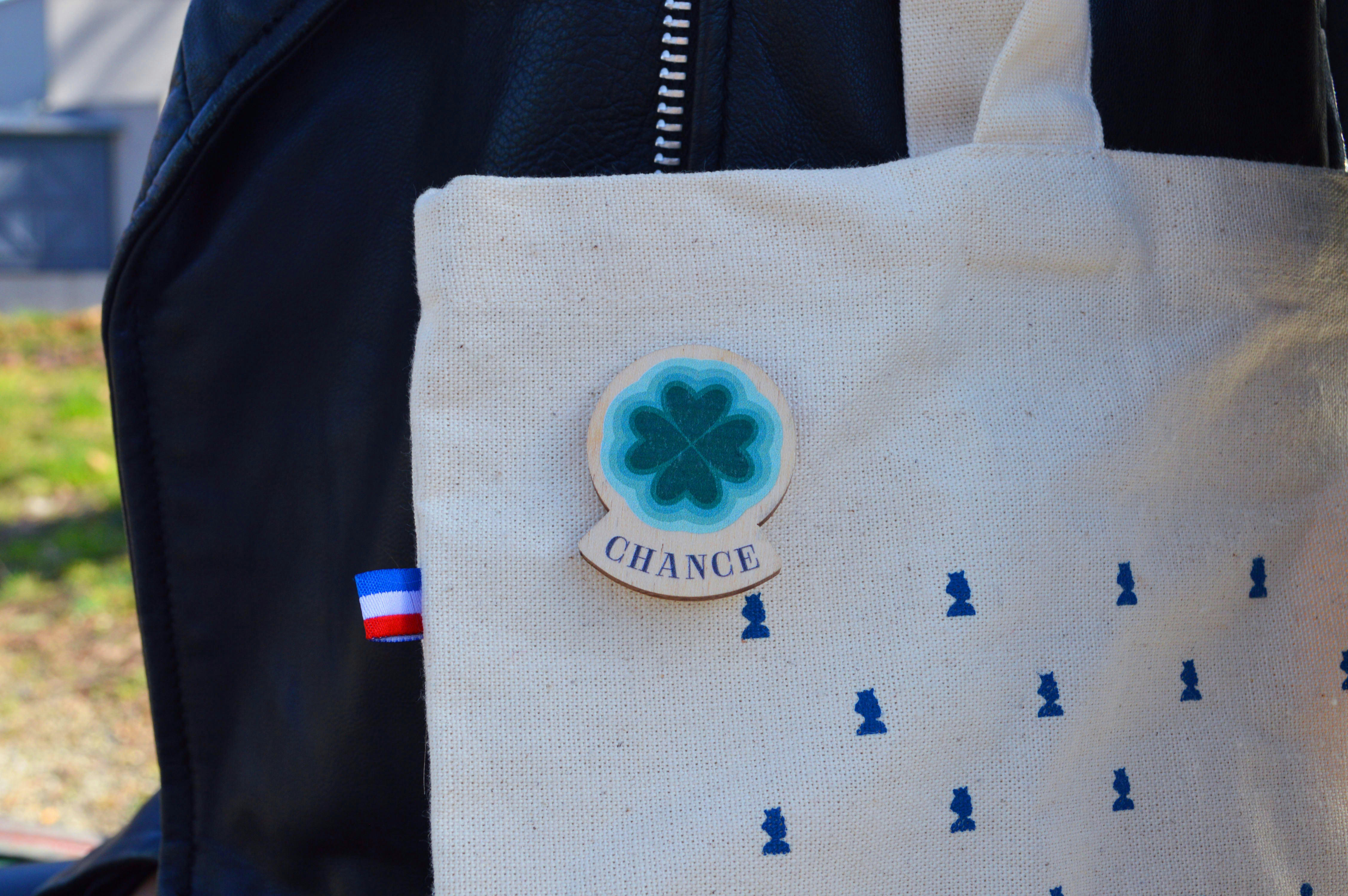 - Broche magnétique en bois Chance