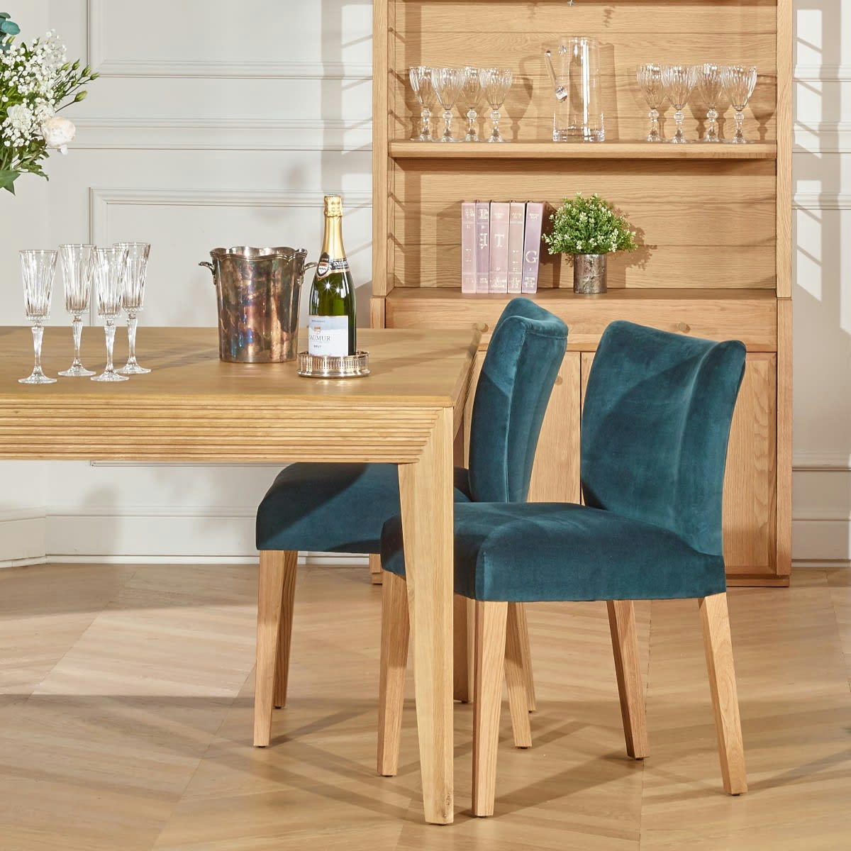 MELANIA - Lot de 2 chaises en velours et pieds chêne bleu paon