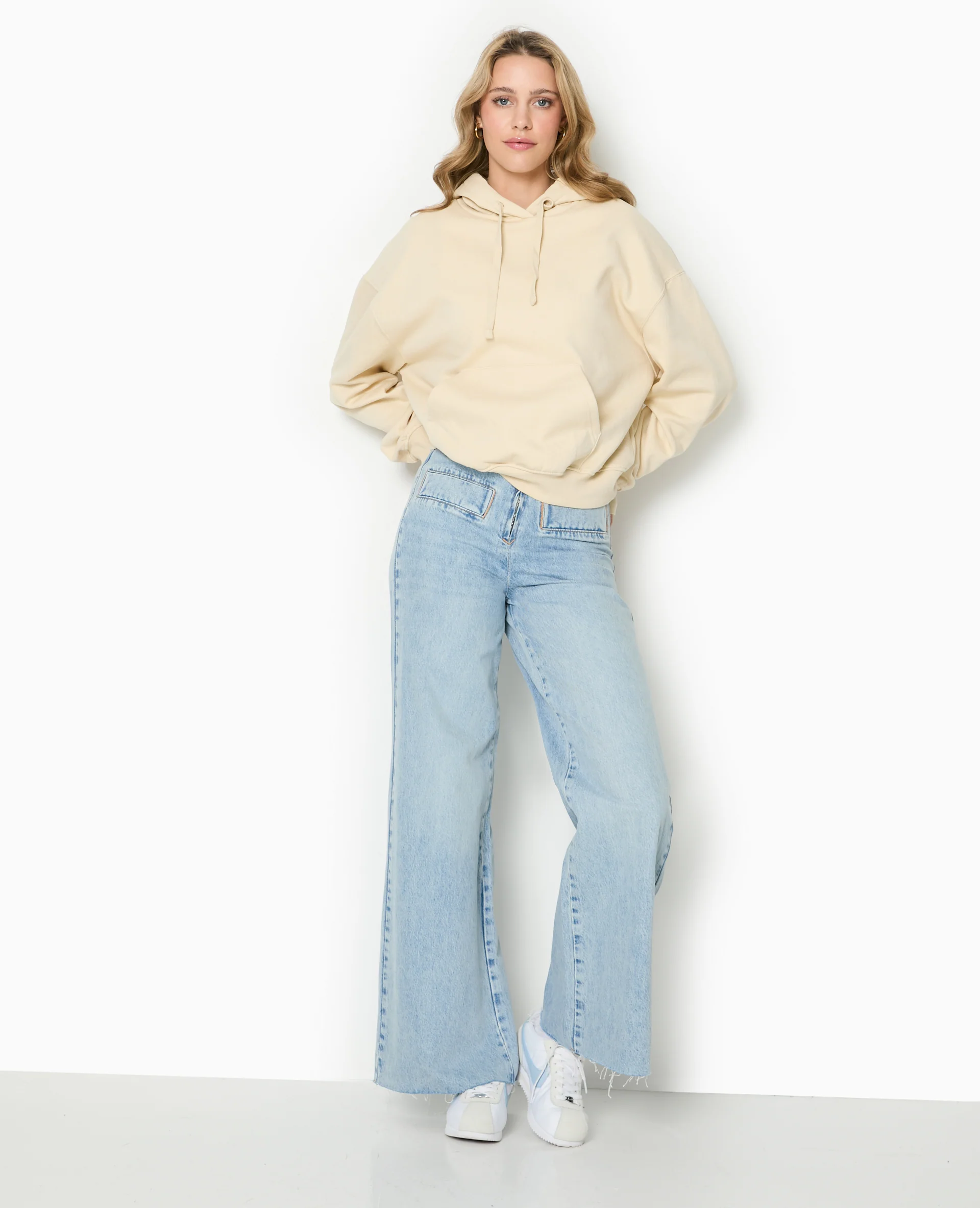 Sweat capuche avec poche devant