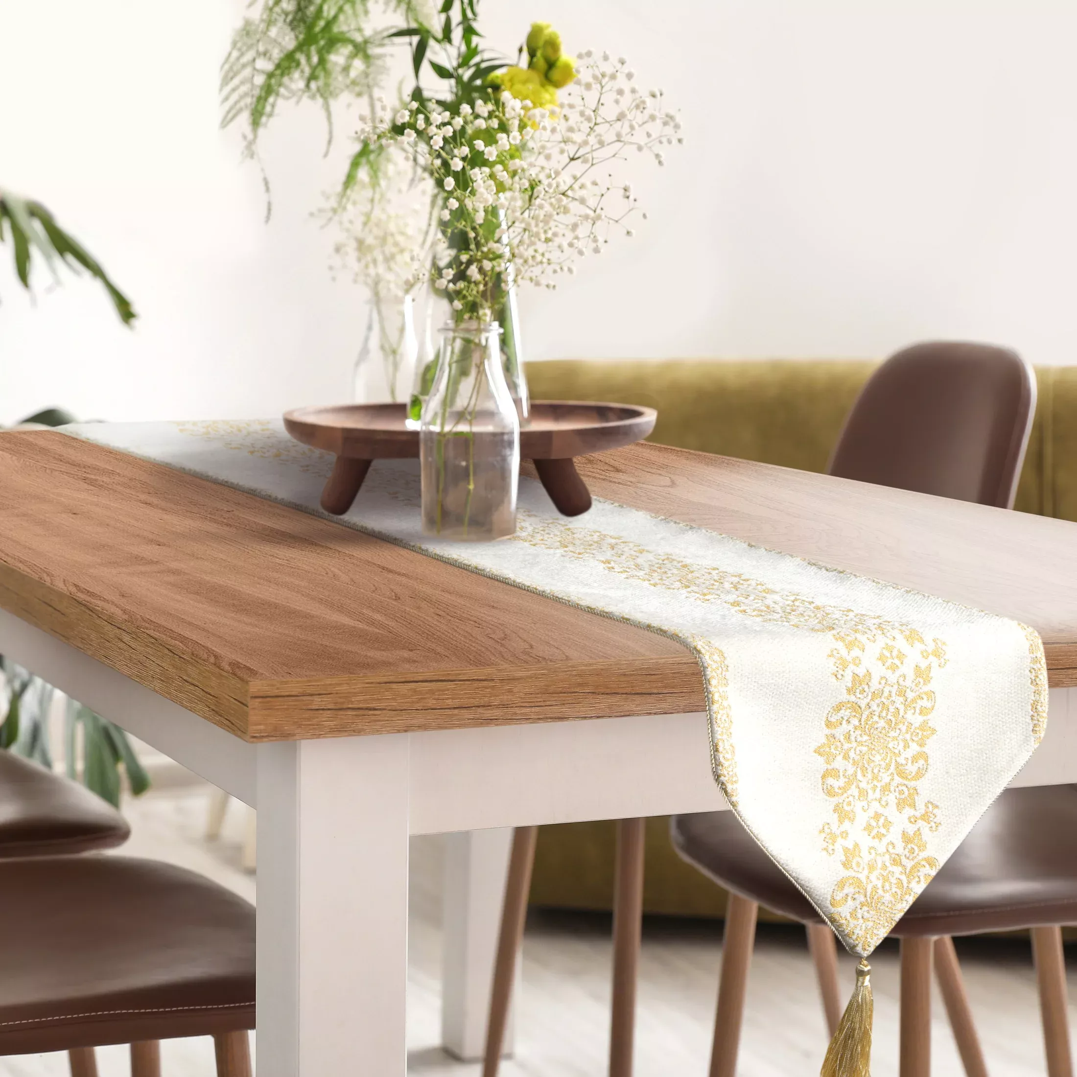 Bieżnik na stół biały 30x180 cm MAJORKA w stylu glamour zdobiony złotym ornamentem i chwostami