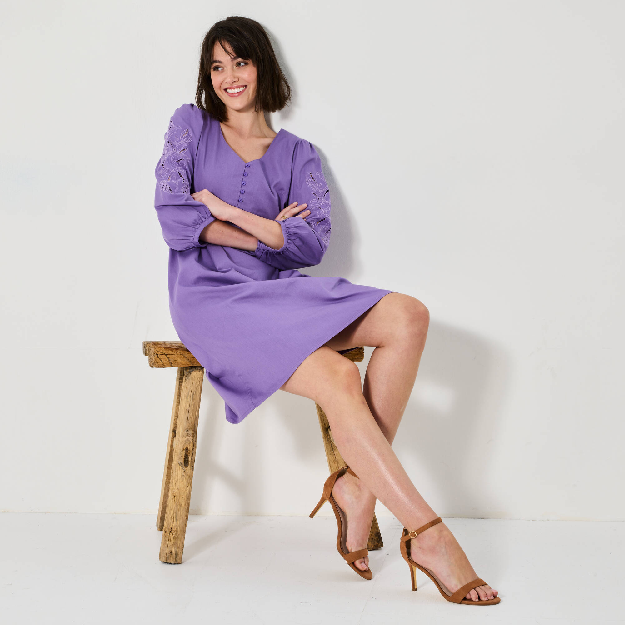 Robe courte évasée, détails broderie anglaise