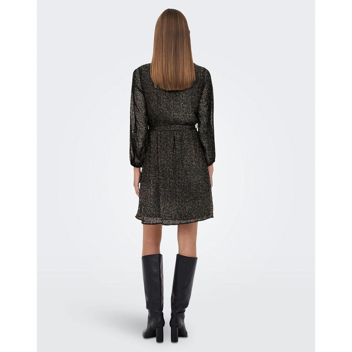 Robe courte fleurie, col V