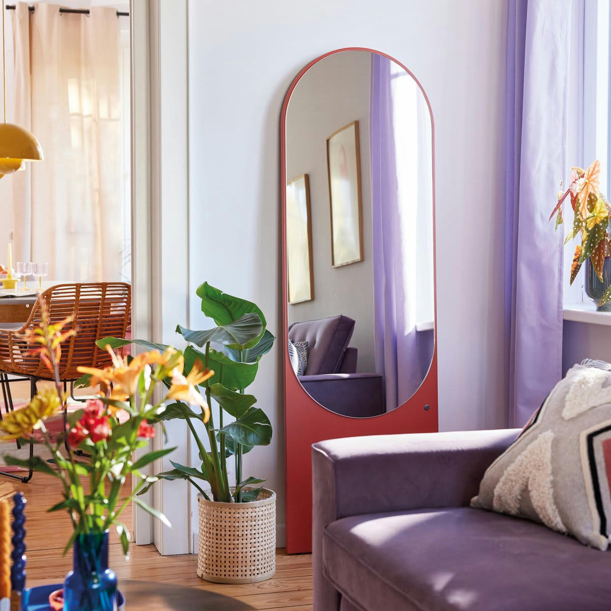 ALTESSE - Grand miroir sur pied ovale en bois orange