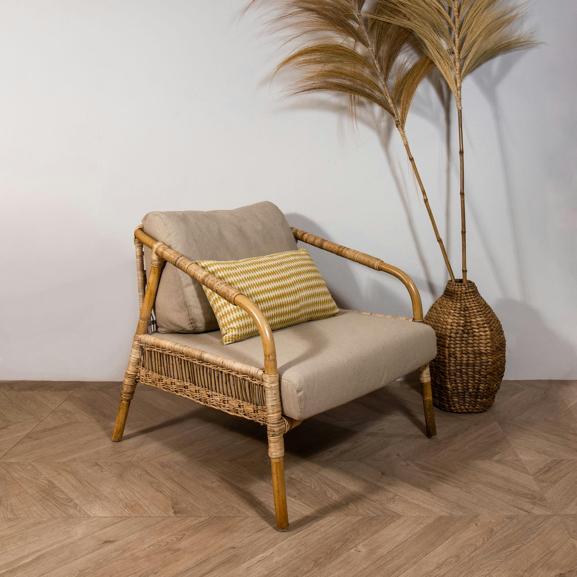 MANAO - Fauteuil en tissu beige avec structure en rotin tressé