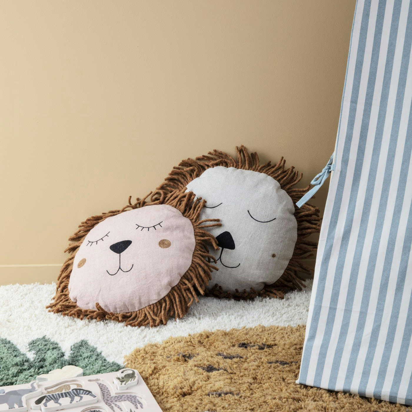 SAFARI LION - Coussin lion en laine beige