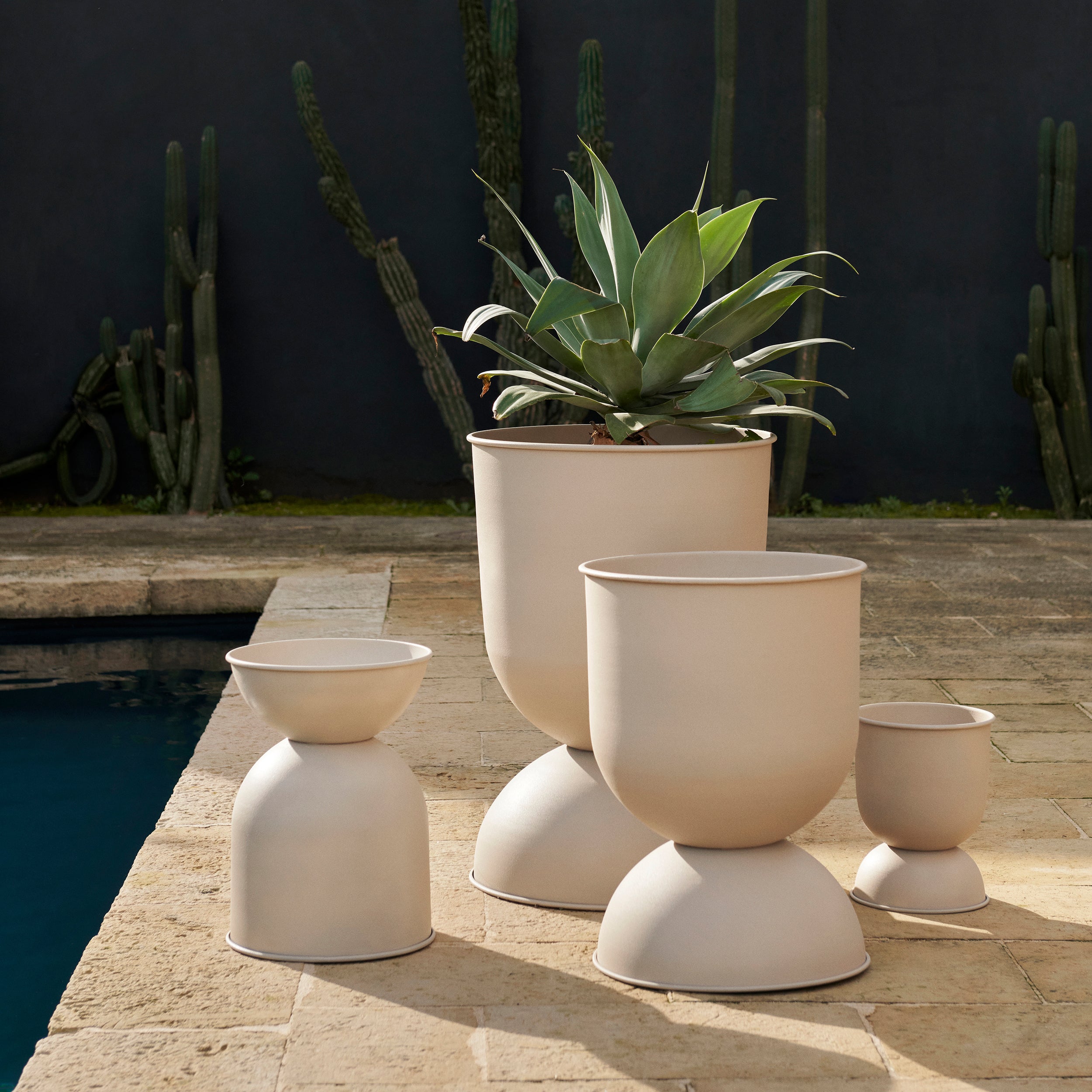 Ferm Living Hourglass Pot - Extra Small - Cashmere