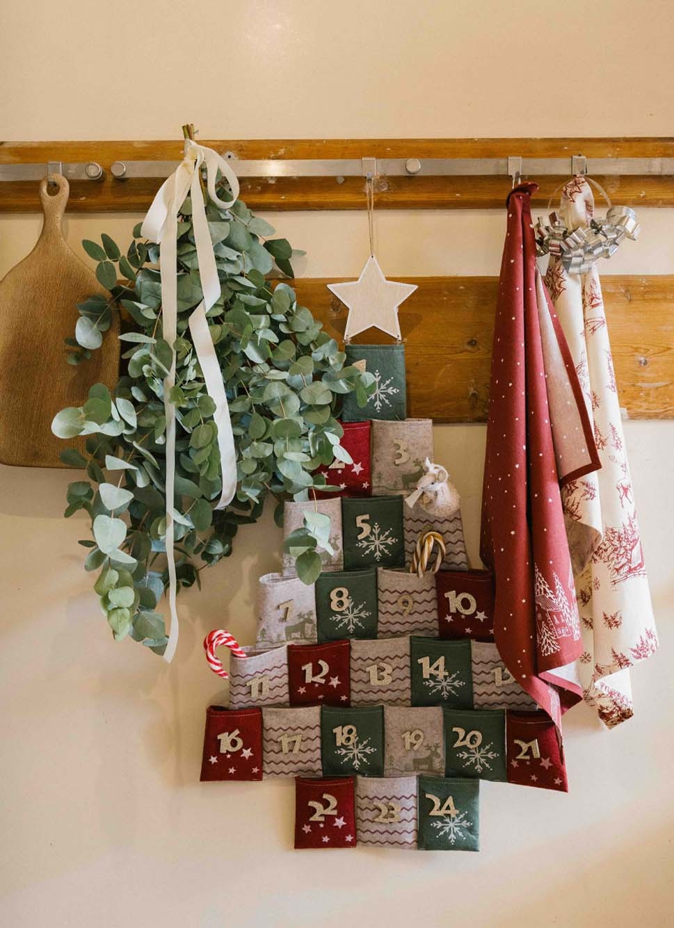 CALENDRIER DE L'AVENT SAPIN rouge