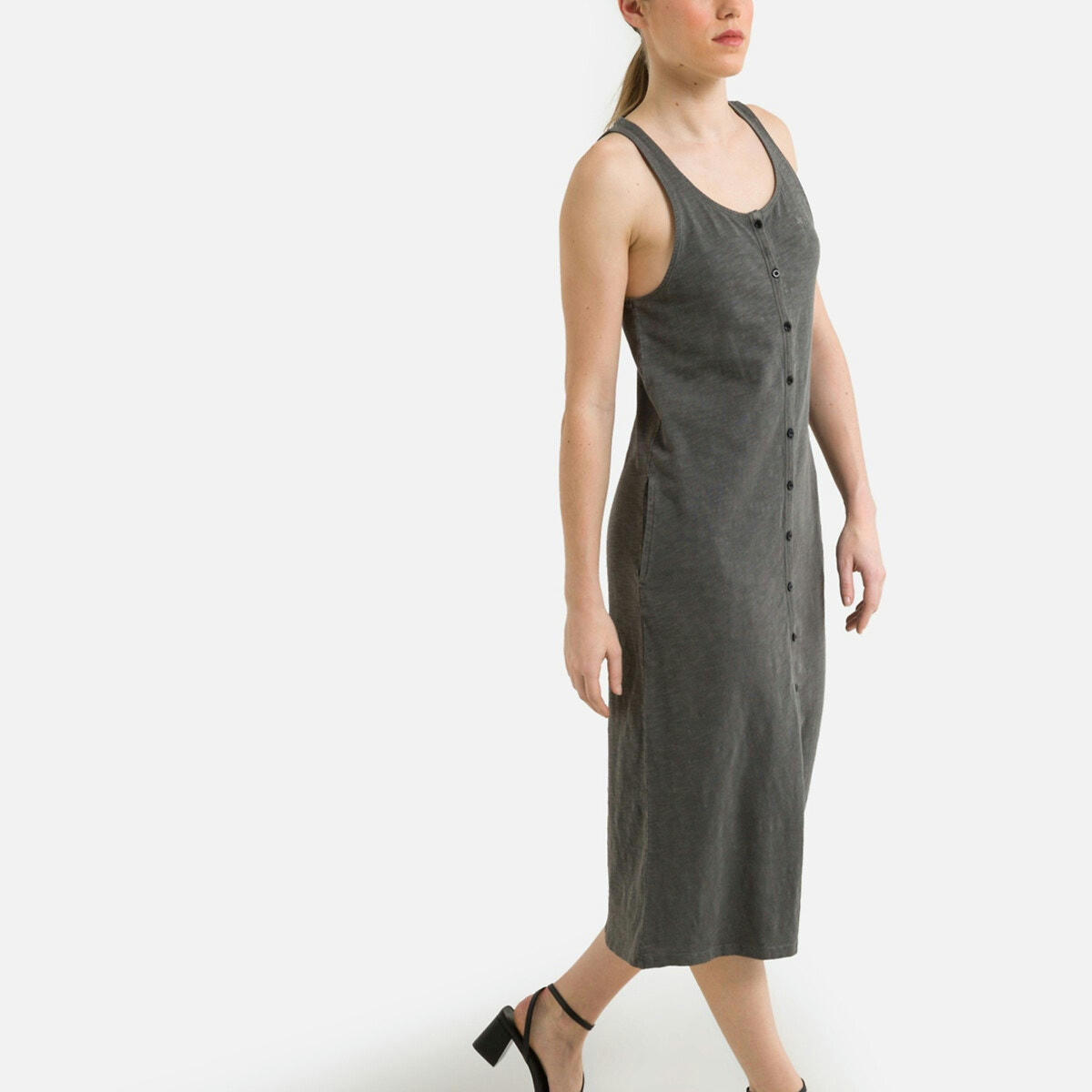Robe longue sans manche boutonnée