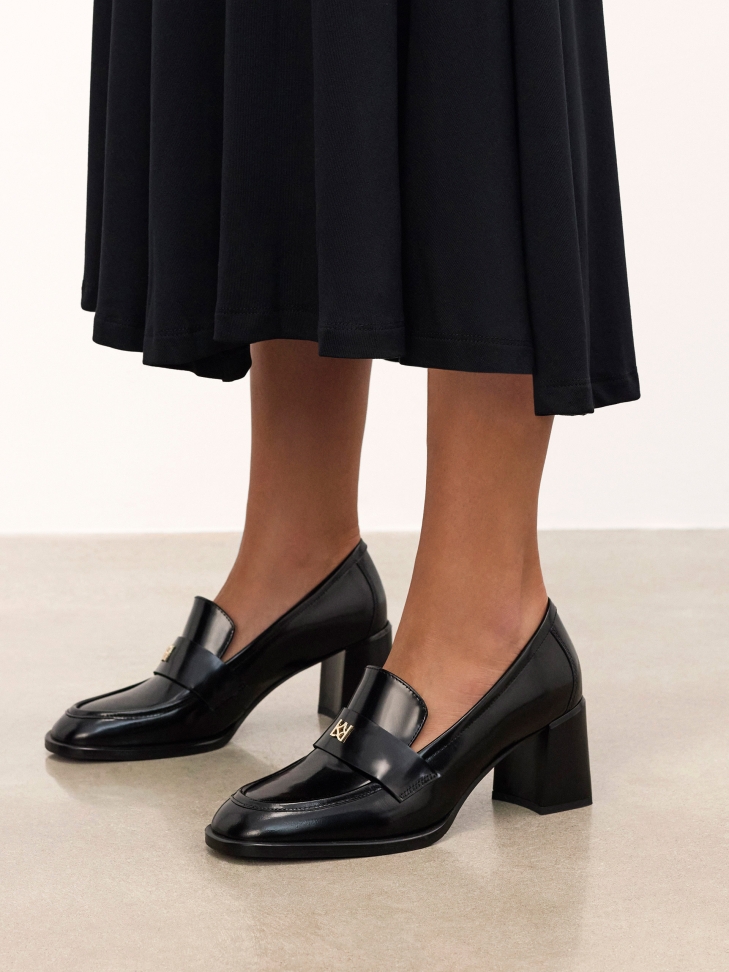 Lords pumps with a wide heel