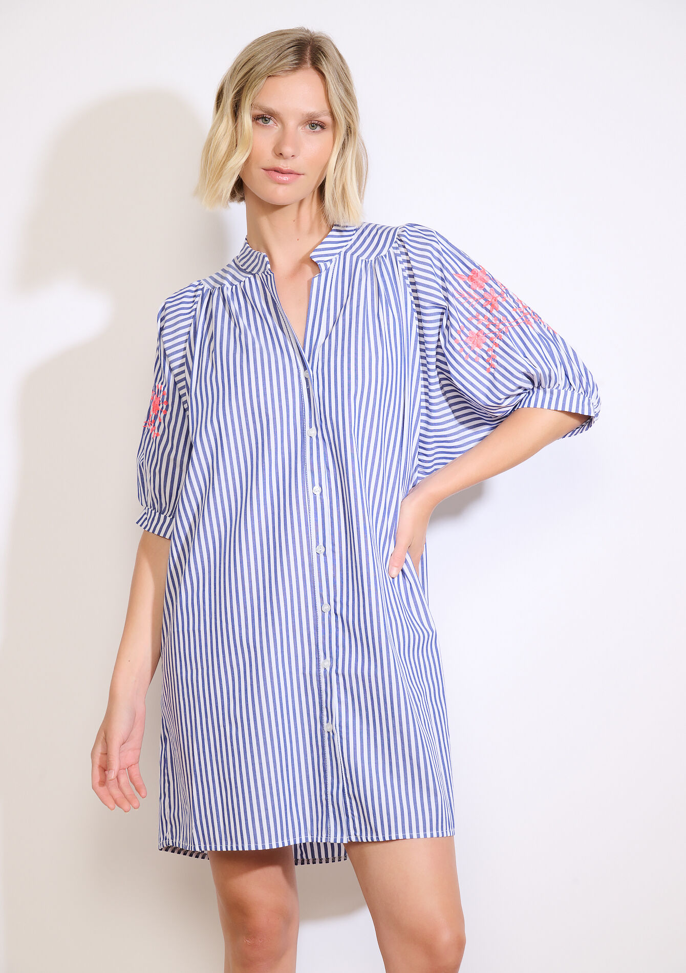 Geborduurde jurk met strepen