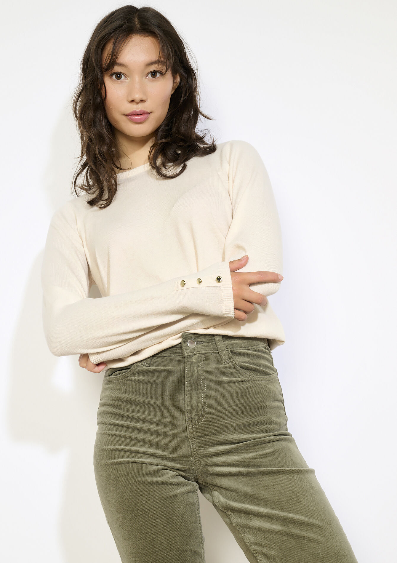 Fijngebreide trui met knopen