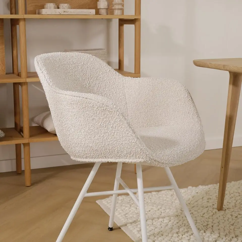Nolon Noa-Mare Eetkamerstoel Boucl&eacute; Beige - Armleuning - Witte Poten