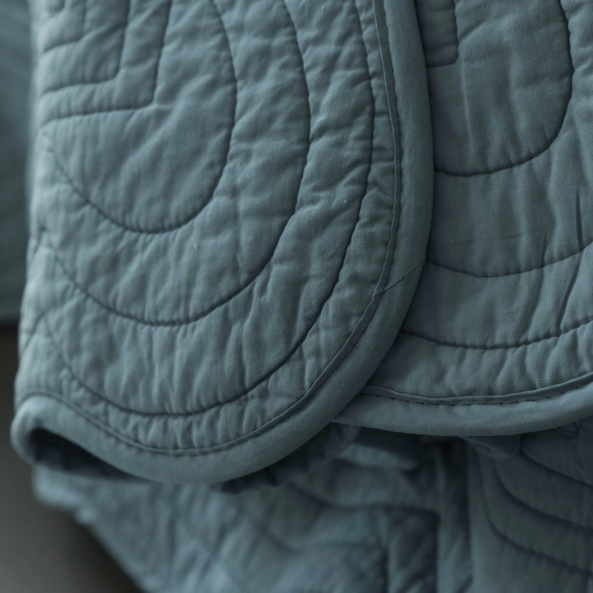 BAILLARGUES - Boutis 180x250 bleu canard en coton 370 g/m²