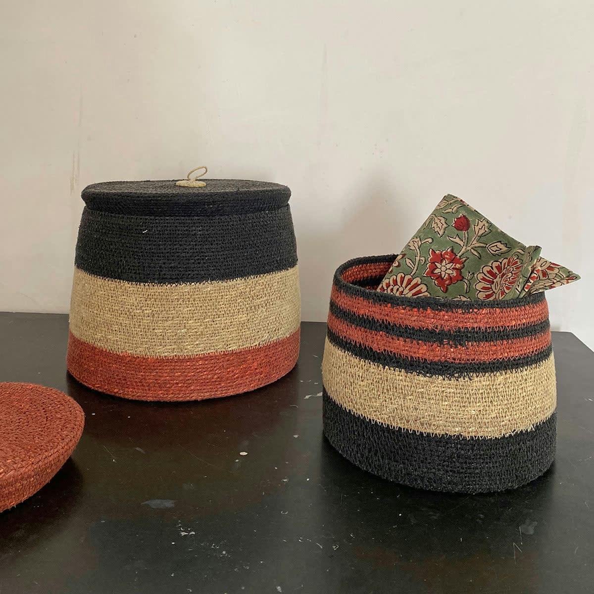 - Set de 2 paniers à couvercle en jonc de mer