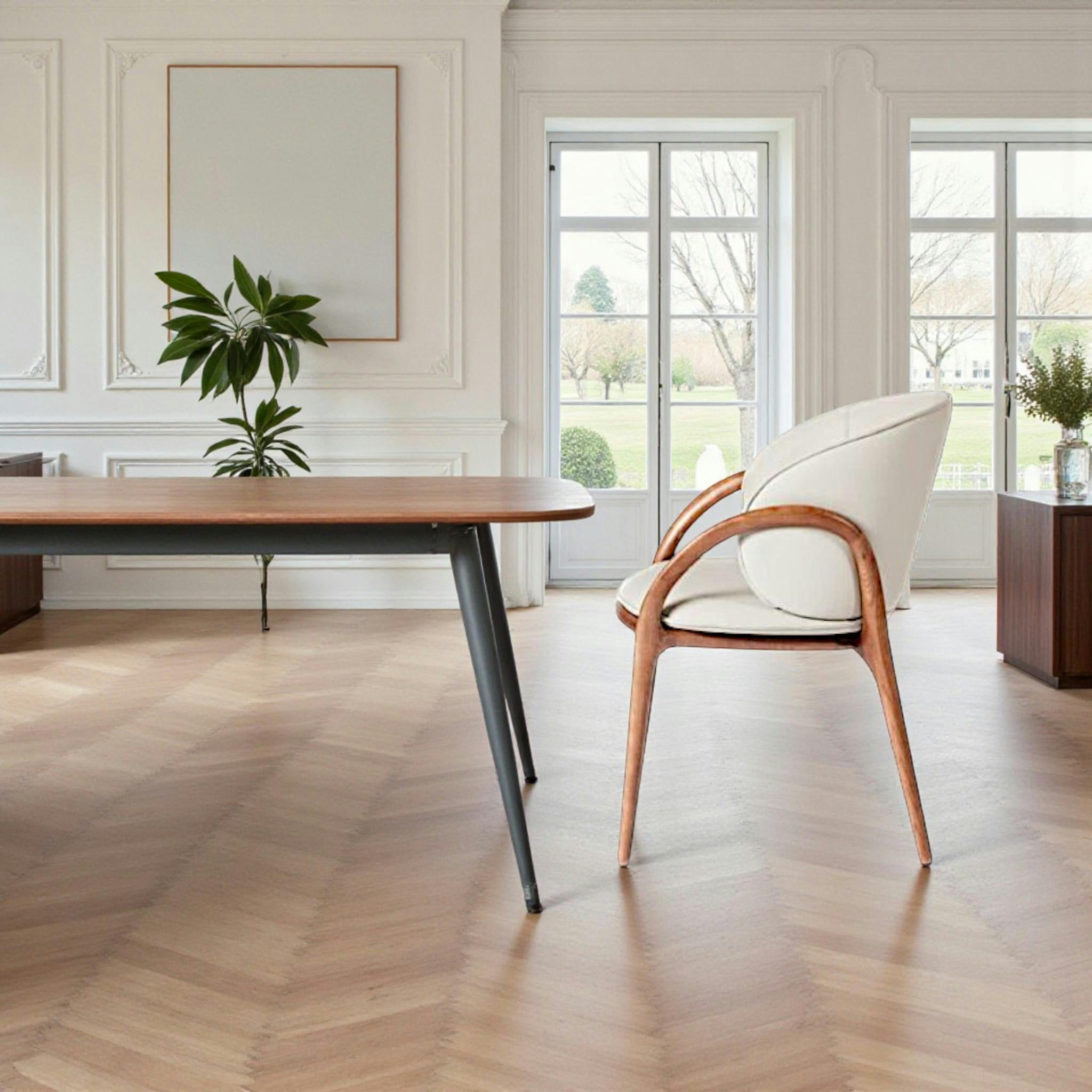 Chaise en cuir gris clair dos rond accoudoirs bois brun ALDER