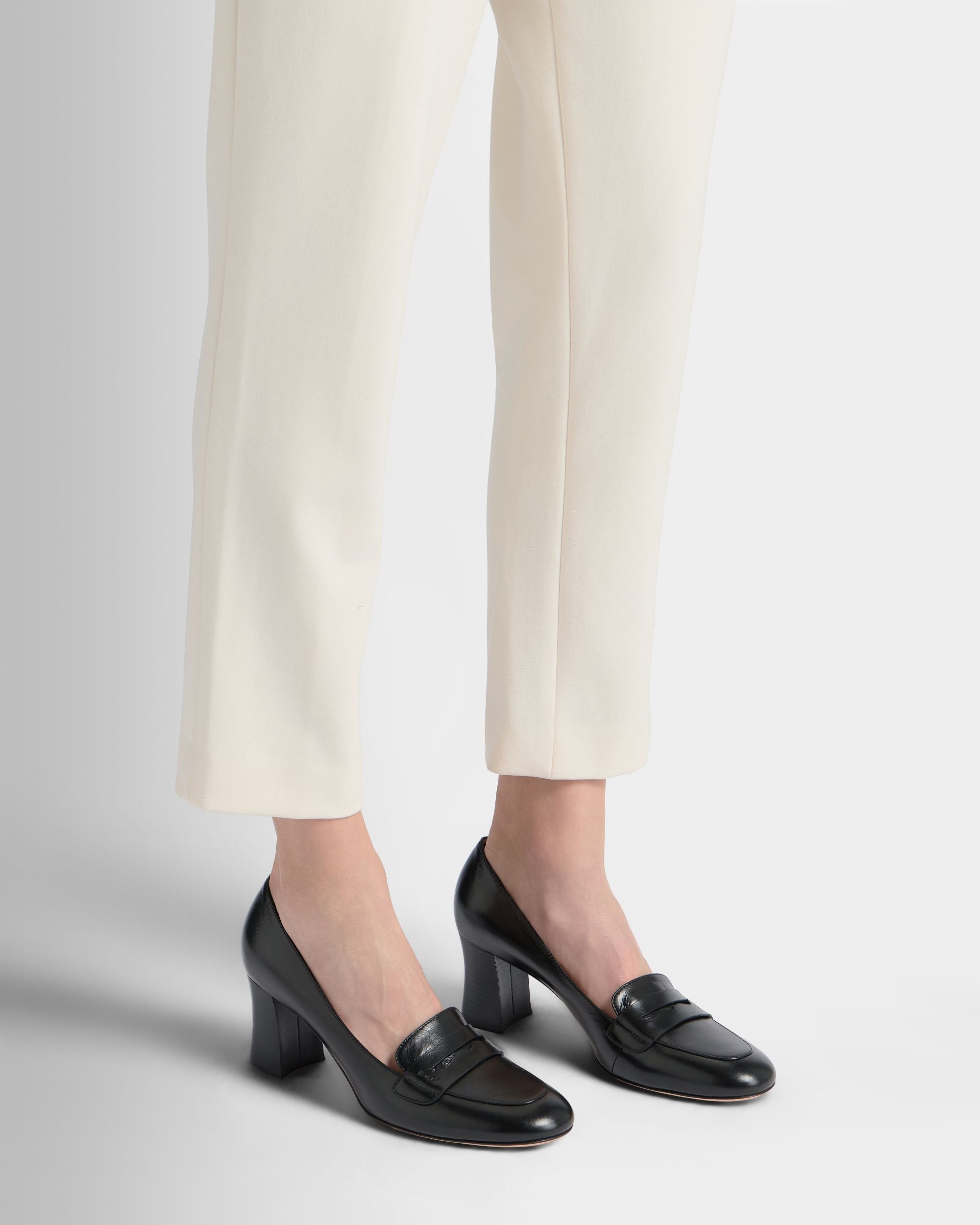 Saule Loafer-Pumps aus schwarzem Leder