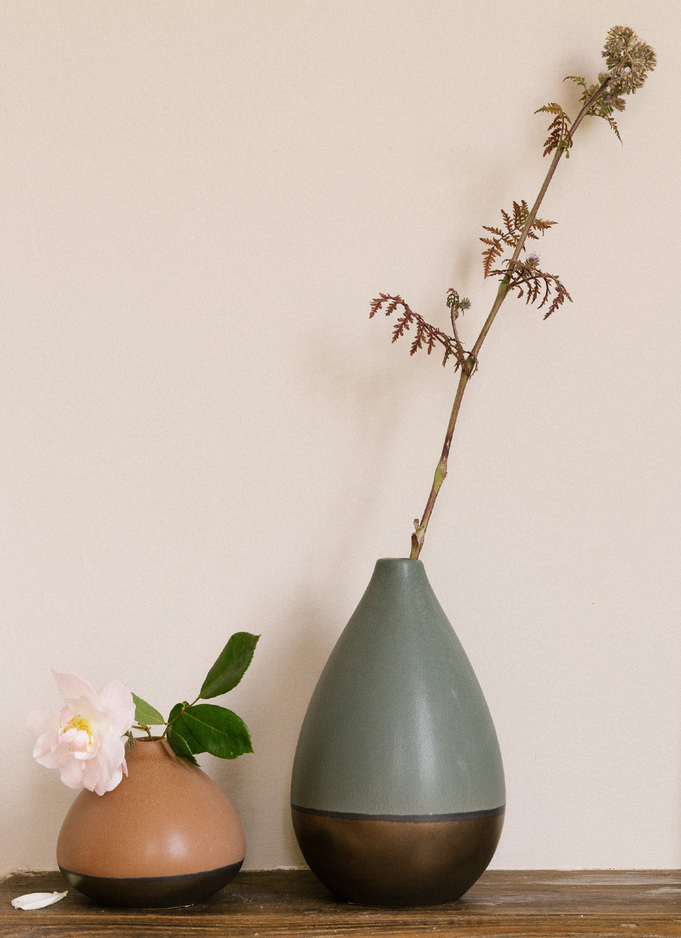 VASE EN GRÈS FORME MENHIR MULTICOLORE/KAKI