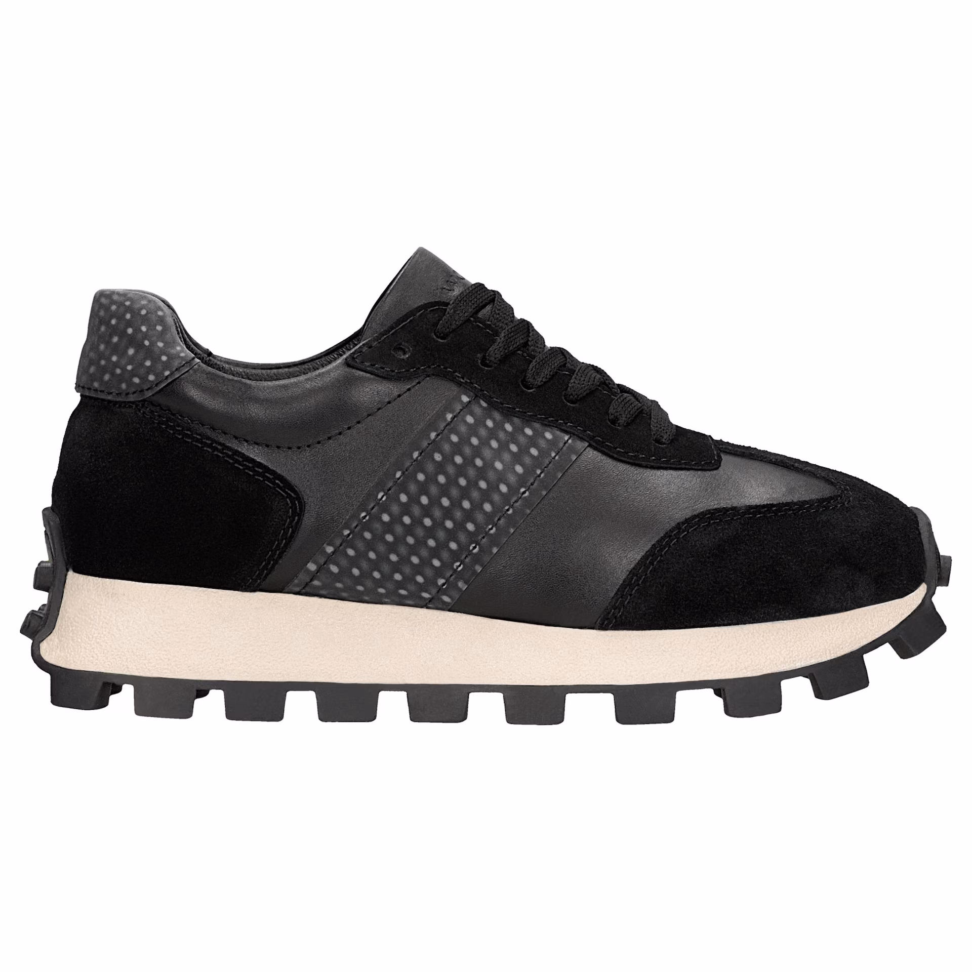 Masywne czarne sneakersy na traktorze