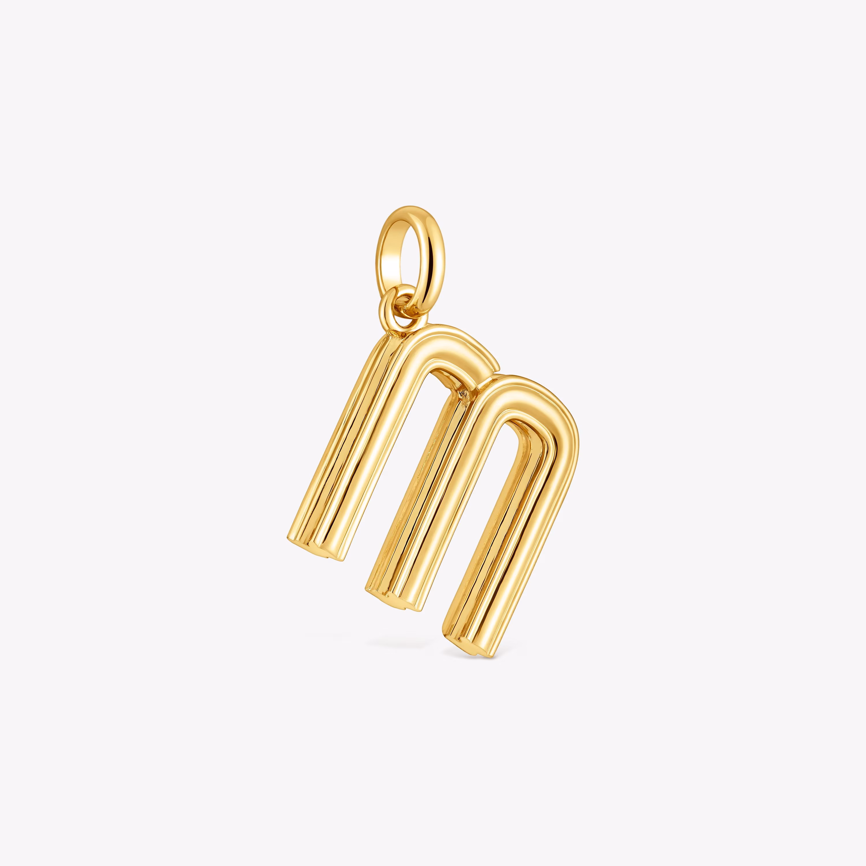 Colgante mediano letra M con baño de oro 18 kt sobre plata Alphabet