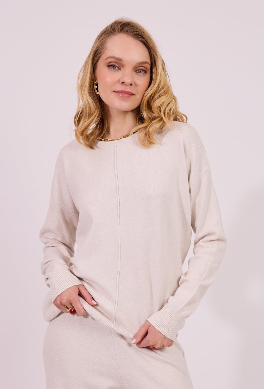 Beżowy sweter damski z okrągłym dekoltem