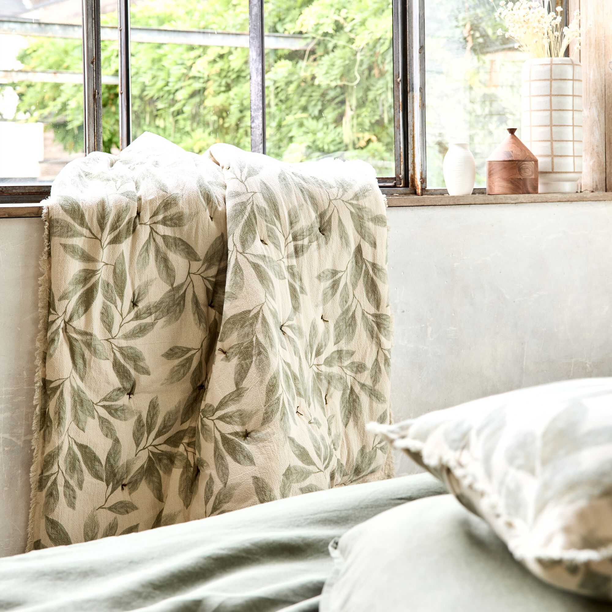 ALLORO - Edredon en coton motif végétal 100x180cm - beige
