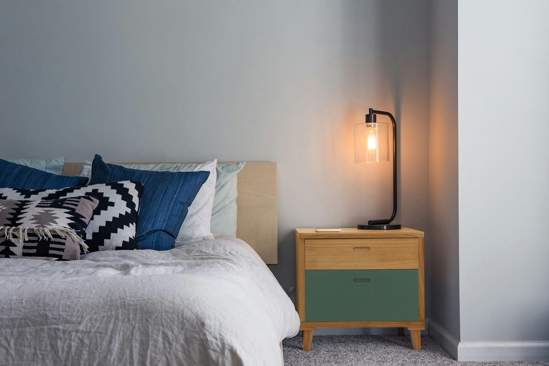 - Table de chevet avec 2 tiroirs en bois marron et vert