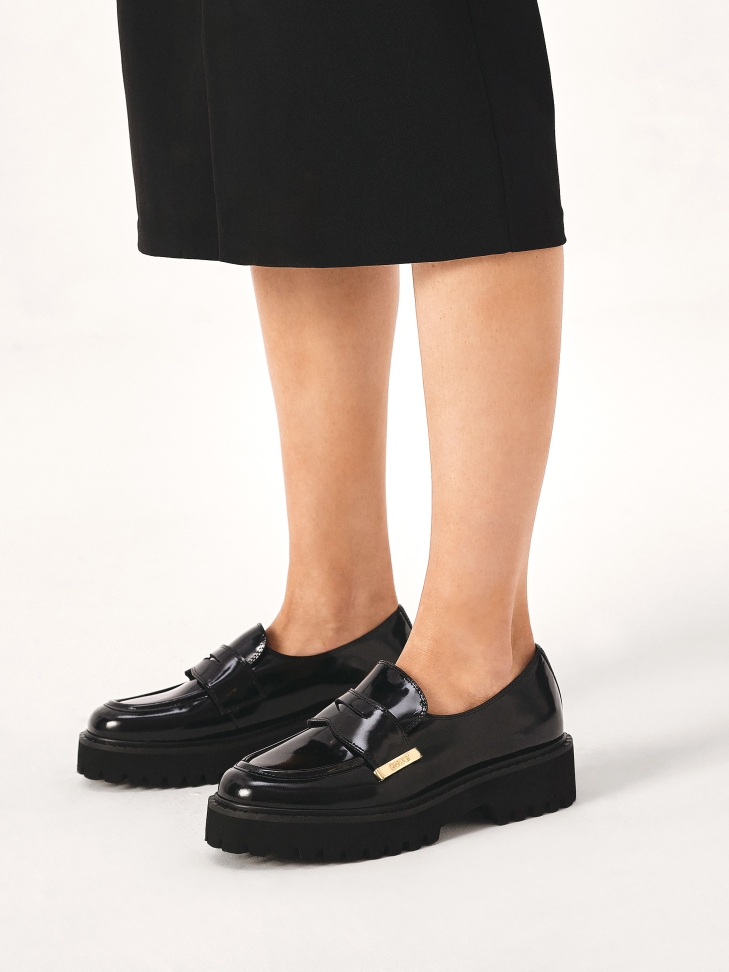 Black shoes with track sole