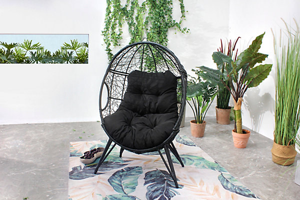 Fauteuil œuf sur pied en résine noir effet rotin JANE