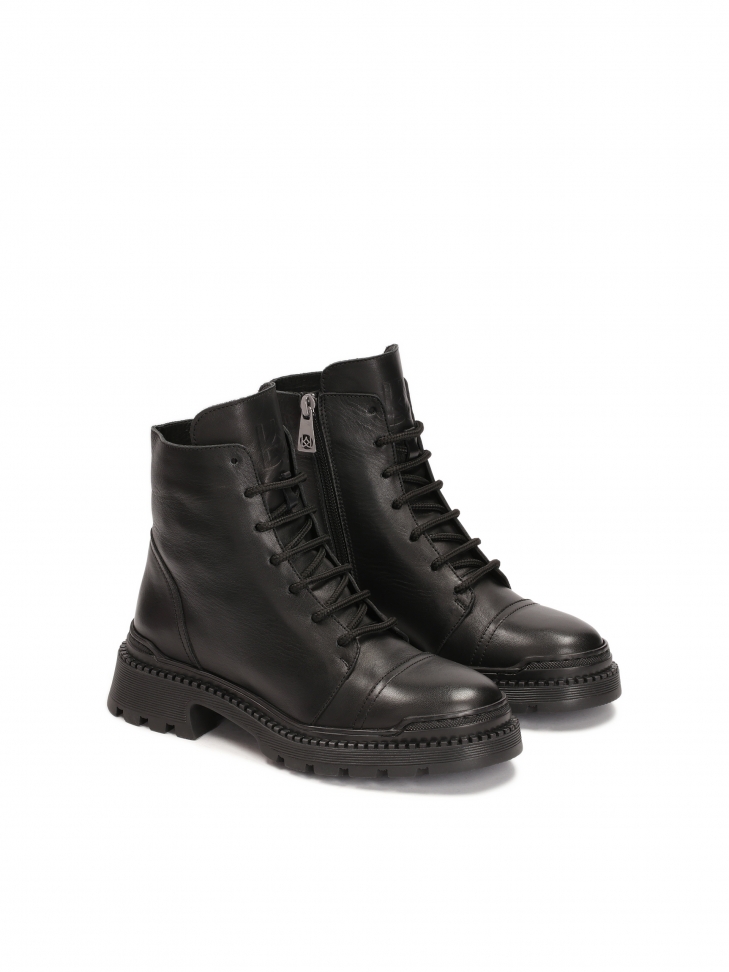 Low leather flat ankle boots with laces and a zipper