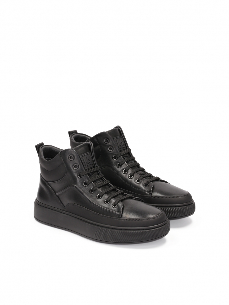 Fashionable sneakers with high upper