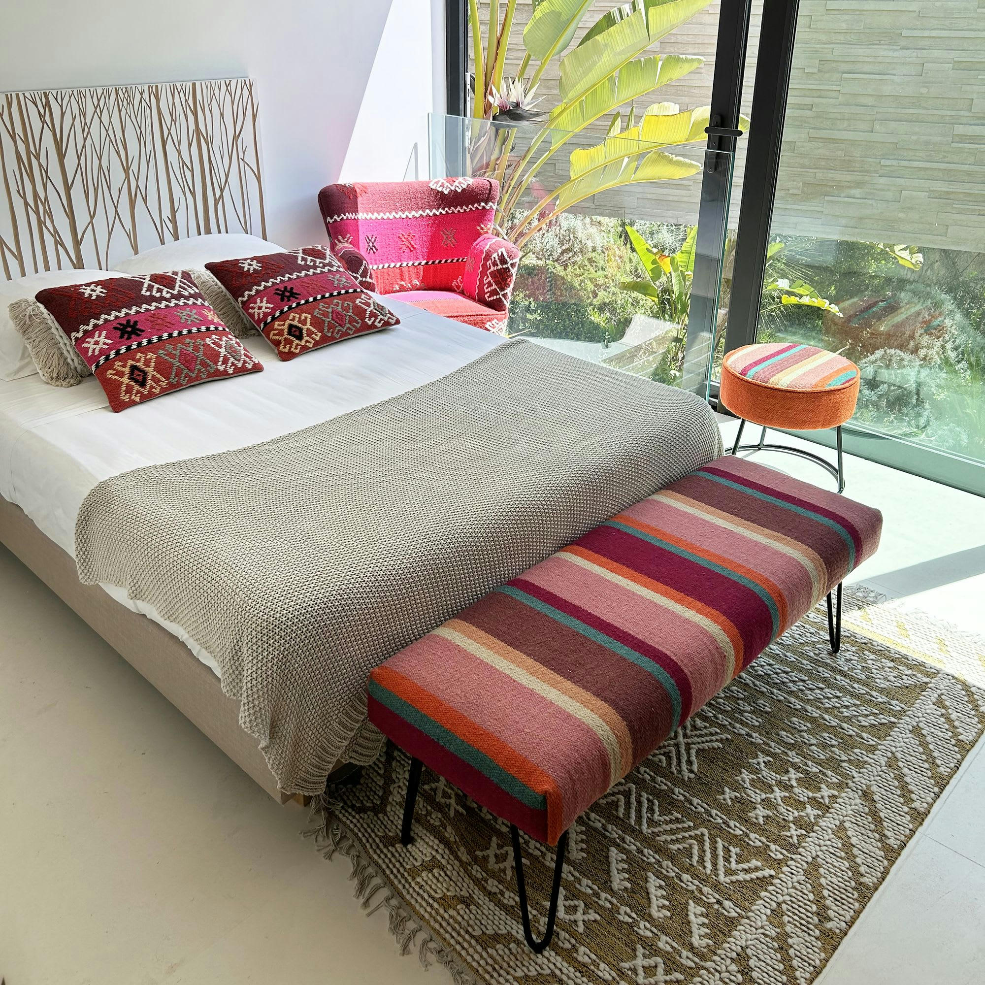 CHAQUIRAS - Banc en tissu coloré et pieds en métal noir